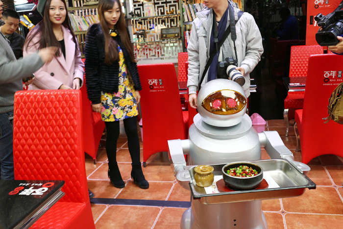 andresvilarino's tweet photo. Demand for #robotCooks rises as kitchens combat #Covid19 in the US
#Robots #foodService #SocialDistance #FoodIndustry #Robotics #Tech #Technology
https://t.co/1FN1xD2GXG https://t.co/z2DYPvLTd3
