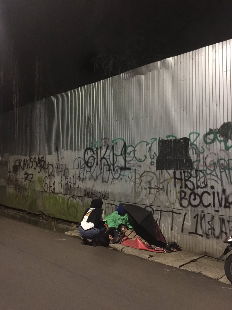 pollargirls's tweet photo. GUYS TOLONG BANTU YA KALAU KALIAN ADA REJEKI , AKU BARU KETEMU IBU DAN ANAK ( ANAK NYA LAGI SAKIT BARU OPERASI ) , BAPAKNYA UDAH MENINGGAL , IBUNYA DI USIR DARI KONTRAKAN DAN PENGEN PULANG KAMPUNG. SEKARANG DIA DI DAERAH RADIO DALEM DKT PECEL LELE ALDI. TERIMAKASIH BANYAK #viral https://t.co/j4Q9L9HX2L