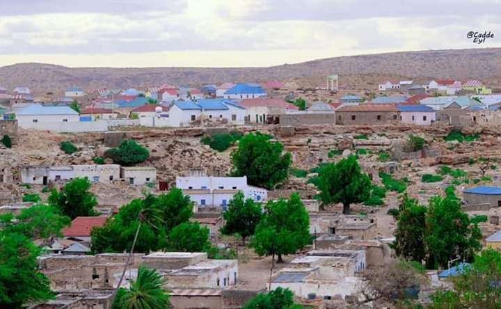 Dalmar_DiriE's tweet photo. #Eyl #Puntland #somalia Waa Degmo Kamid ah Degmoyinka Ay Aqoonsan Tahay Dowladii Dhexe ee #Somalia.
waa Degmo U qaybsan Labo Qaybood oo Waaweyn Kala Ahna #Daawad Iyo #Bedey Midina Bad Ayey Xaaxigeedda Saran Tahay Midna waxa Ay Ku taal Meel Dhul Sare ah @alihwarsame @MohamedSelh https://t.co/FOgPFpACgo
