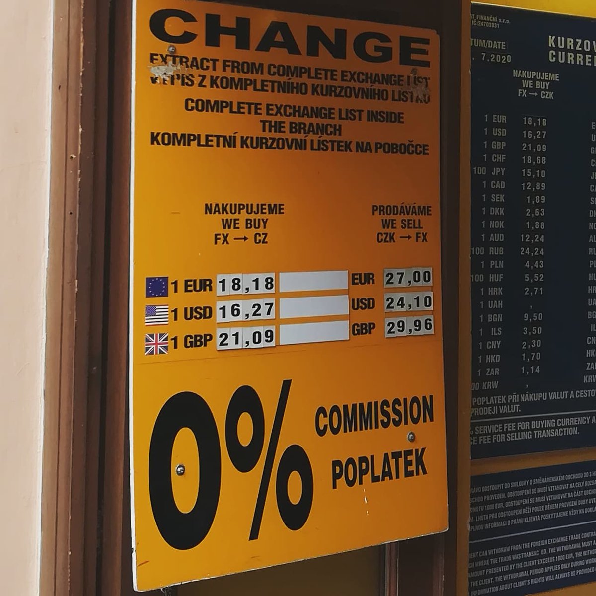 eurovCesku's tweet photo. Dnes je střední kurz @CNB_cz 26,59 Kč za €. Tohle je v pořádku?
#eurovcesku #proeuro #euro #lichva #zlodej #kradez #smenarna #turisti #podvod #casproeuro #prijetieura #Praha #centrum #byznys https://t.co/nHvnrcyXoY