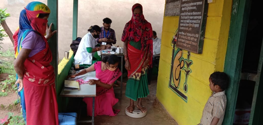 WcdNarayanpur's tweet photo. शिशु संरक्षण सप्ताह 2020, नक्सल प्रभावित आंगनवाड़ी केंद्र आकाबेडा में मनाया गया। यहां सघन रूप से बच्चों एवं महिलाओं का वजन तथा विटामिन ए का सेवन कराया जा रहा है@NarayanpurDist @HealthCgGov @MoHFW_INDIA @WCDCgGov @MinistryWCD @POSHAN_Official @SPreraks @ChhattisgarhCMO @NITIAayog https://t.co/JRlCwLd05A