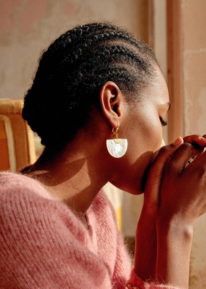 Our Luna earrings evoke fond memories of collecting shells at the beach... #sezane #paris #summercollection #earrings #vintage