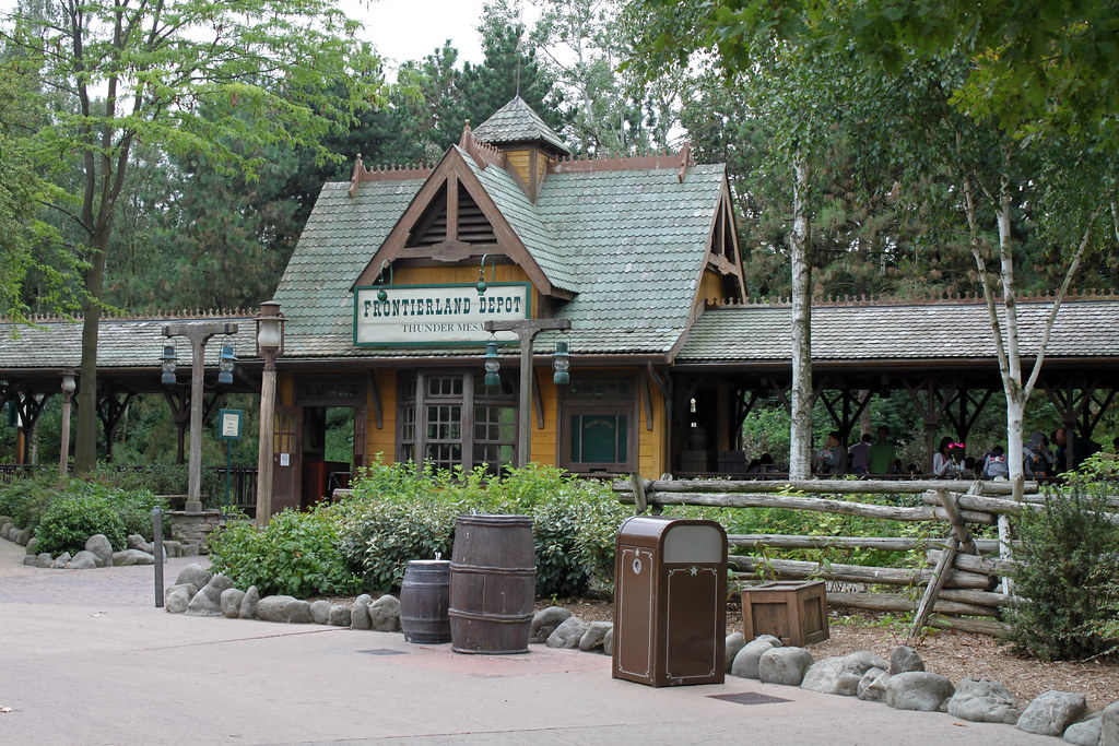 ...et a sa gare inaugurée tardivement (Discoveryland Station, ouverte en juin 93), qui n'est donc pas présente sur le poster du ride, et qui vient compléter Frontierland Depot et Fantasyland Station.