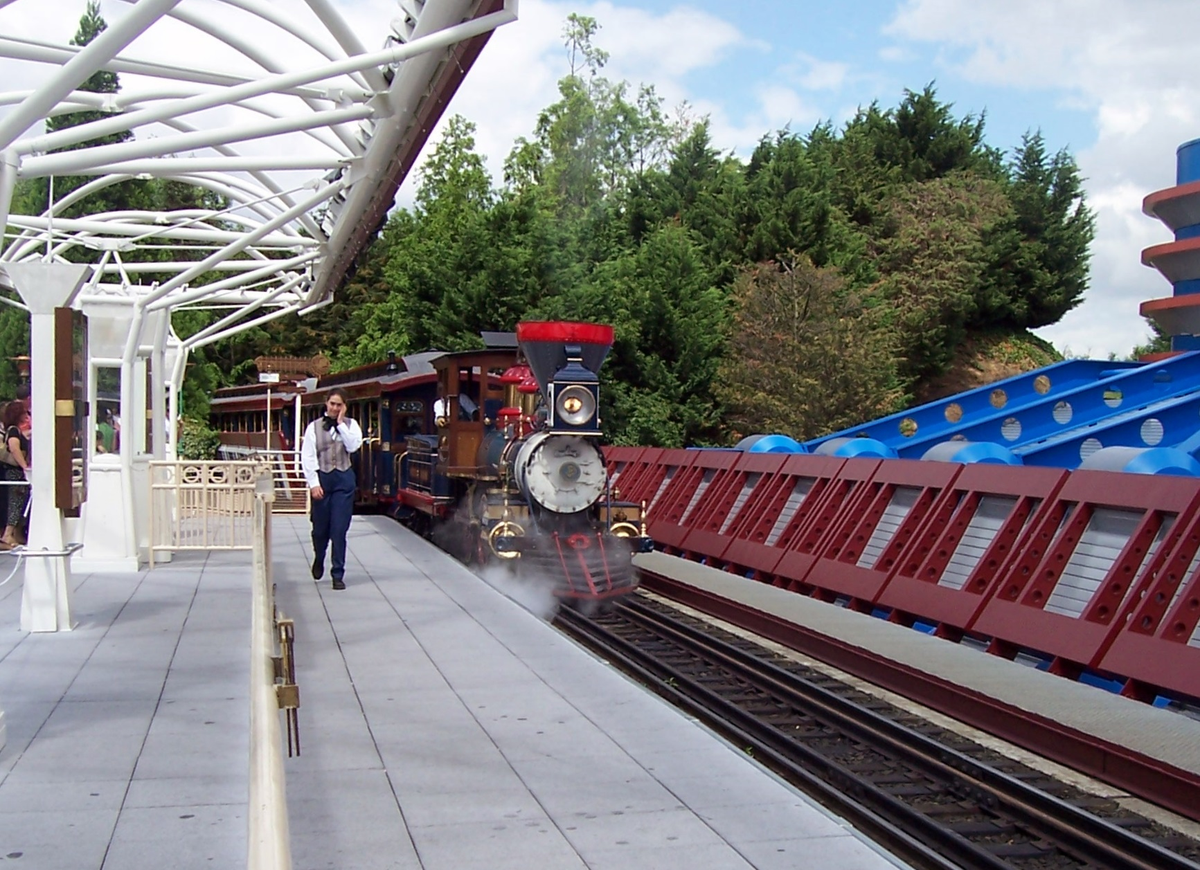 ...et a sa gare inaugurée tardivement (Discoveryland Station, ouverte en juin 93), qui n'est donc pas présente sur le poster du ride, et qui vient compléter Frontierland Depot et Fantasyland Station.