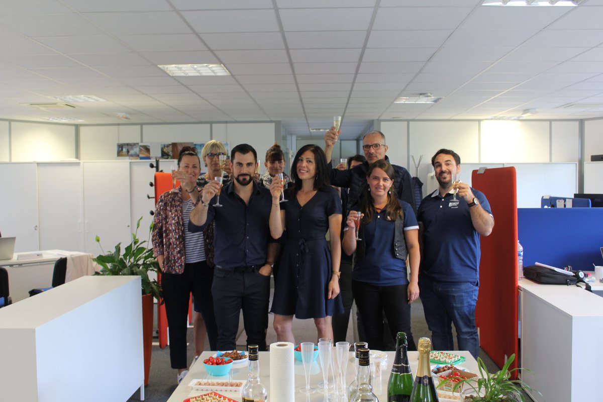 illiCOTravauxFr's tweet photo. Aujourd'hui à Niort, nous célébrons la #signature de Laurent Siino et de sa compagne Julie Camus avec les équipes du siège !
Ils ont donc fait le choix du leader de la #rénovation de l’habitat en France pour leur reconversion professionnelle en développant le secteur de Sens (89) https://t.co/efbj1pDwLq