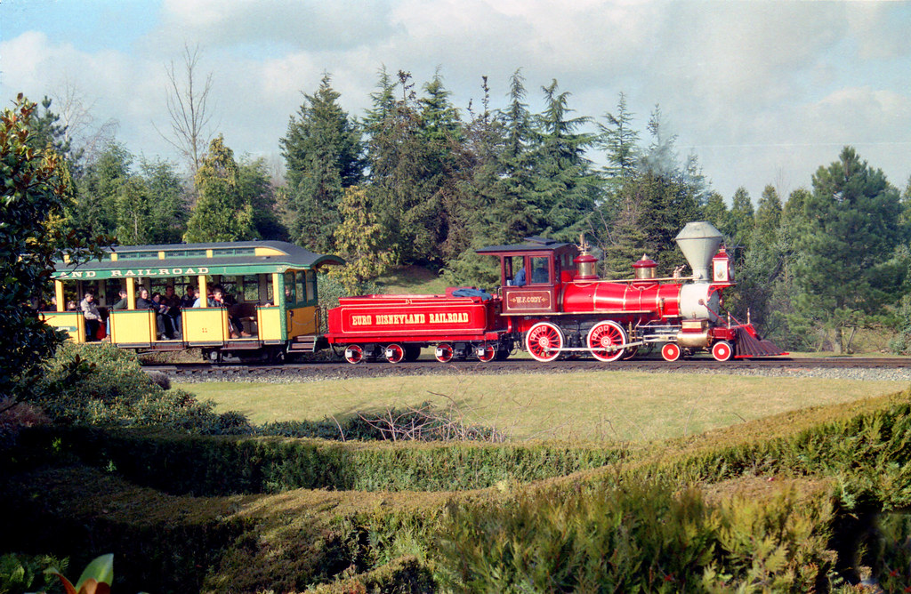 Les 4 trains construits spécialement pour le parc sont baptisés autour de différents mythes américains: le rouge W.F. Cody (Buffalo Bill baby !) et ses wagons Silverton, Durango, Denver, Wichita et Cheyenne qui évoquent les villes traversées par le Wild West Show.