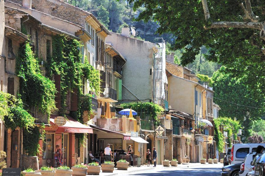 We're up to J in the A-Z of France month 🙂
What's your favourite French place beginning with J?
Pics: Josselin, Brittany; Juan-les-Pins, southern France; Joucques, Provence
#thegoodlifefrance