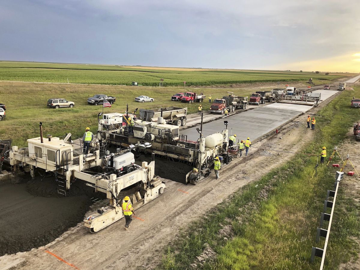 Guntert1942's tweet photo. Check out how Koss Constr. overcame the challenges while laying concrete on I-70 near Grainfield, KS. https://t.co/o50Jjxs5qN
#kossconstruction #kansasdot #KDOT #goconcrete #slipforming #whitepaving #guntertpavers https://t.co/tznim43Kpd