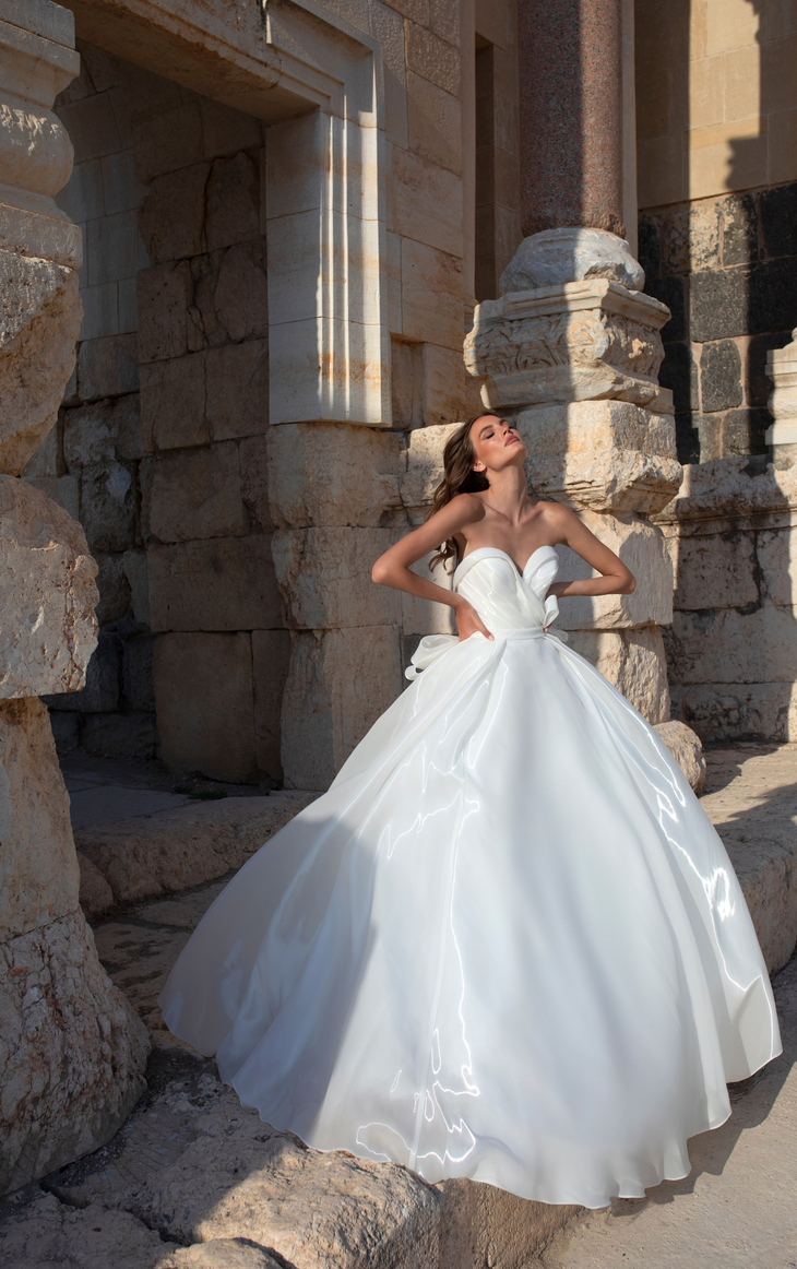 pninatornai's tweet photo. Liquid organza for the win! Would you walk down the aisle in this gown?

#RealCollection #Style4795
Available @KleinfeldBridal 
Photo: Alexander Lipkin
Makeup: Ortal Elimeleh 
Hair: Benjamin Ruimi https://t.co/bIWLAQxSsG