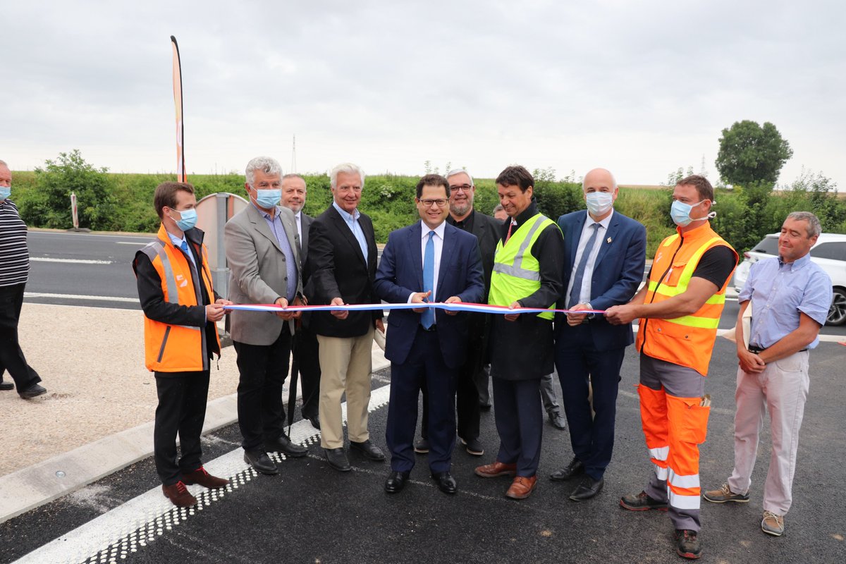 Prefet02's tweet photo. 15/07 Ziad Khoury, préfet de l'#Aisne a inauguré l'aménagement du carrefour de la Perrière à #Crouy sur la #RN2. 1,8 million d'euros de travaux conduits par l’État pour la sécurité et le confort des usagers, avant d'autres chantiers dès l'an prochain #DIRNORD @Ecologie_Gouv https://t.co/gEtdIz0FSG