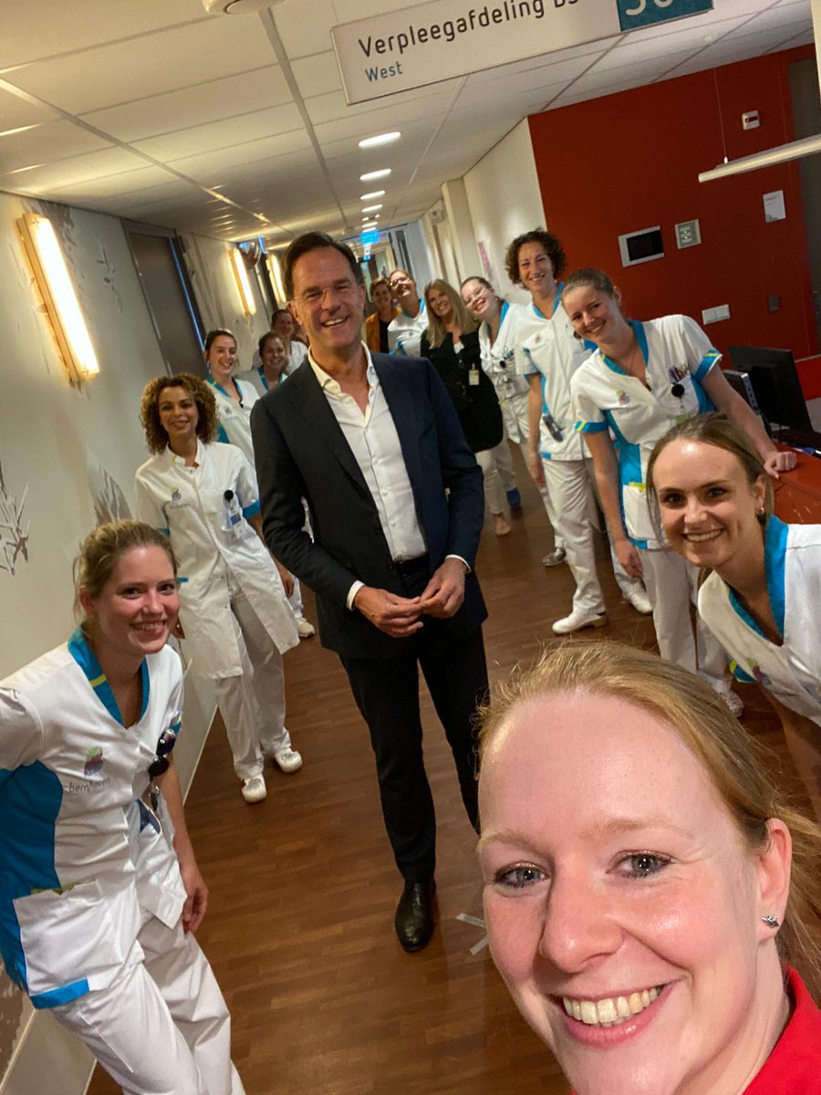 Het bezoek van <a href="/MinPres/">Dick Schoof</a> Mark Rutte vandaag aan Bernhoven voelde hartverwarmend. Met oprechte interesse had de minister-president ruim tijd voor gesprekken met medewerkers van Bernhoven. Lees er meer over op bit.ly/38W4EZ2 #Bernhoven #werkbezoek #coronacrisis #Uden