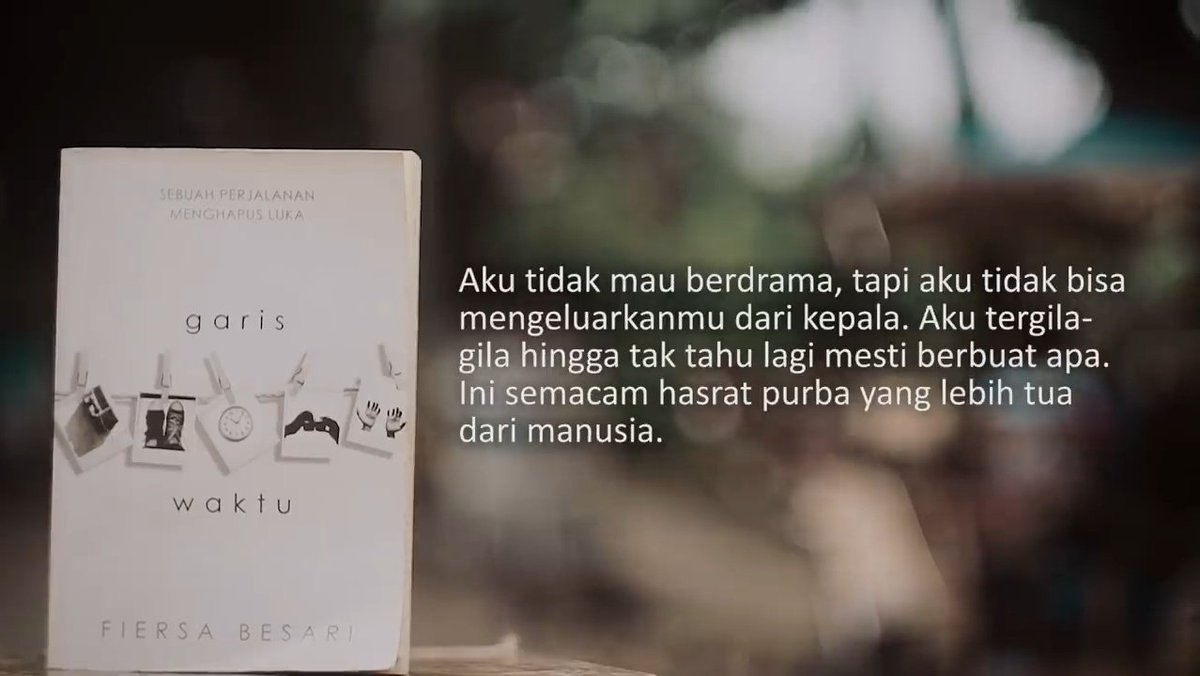 ythms11's tweet photo. @FiersaBesari Dari 6 buku karya bung, yang paling saya suka buku garis waktu ini.. Dari buku ini juga saya bisa menulis banyak karya puitis dll.. Gapernah bosen bacanya juga walau diulang-ulang lagi.. Ouhh iya bung, maaf ya saya sempat make beberapa kalimat dibuku ini untuk menuliskan selamat https://t.co/800y5jvMFS