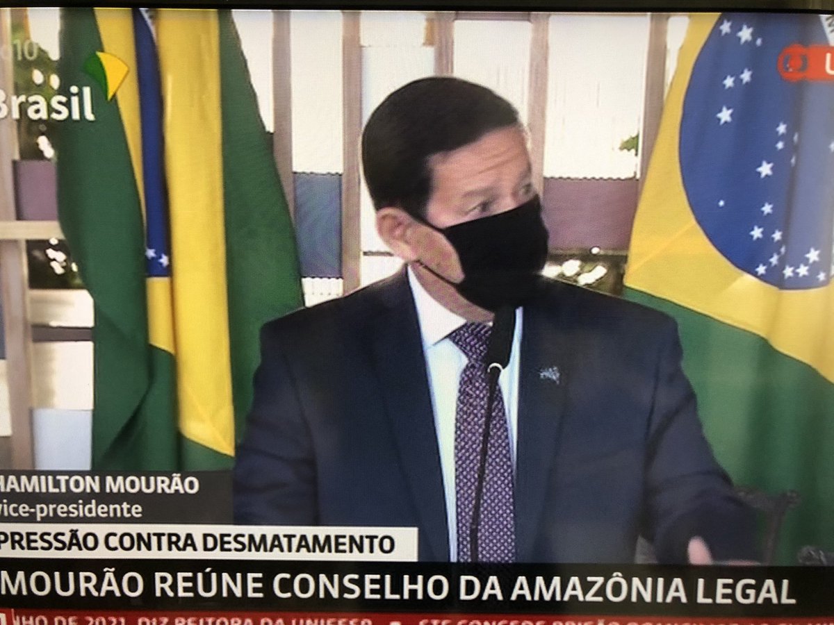 pierre_le's tweet photo. Le vice-président brésilien Hamilton Mourão à l’issue du Conseil de l’Amazonie : « Il est aussi difficile d’empêcher l’activité des orpailleurs illégaux en Amazonie que celle des vendeurs ambulants dans le centre de Rio de Janeiro » https://t.co/GNxzizmtaY