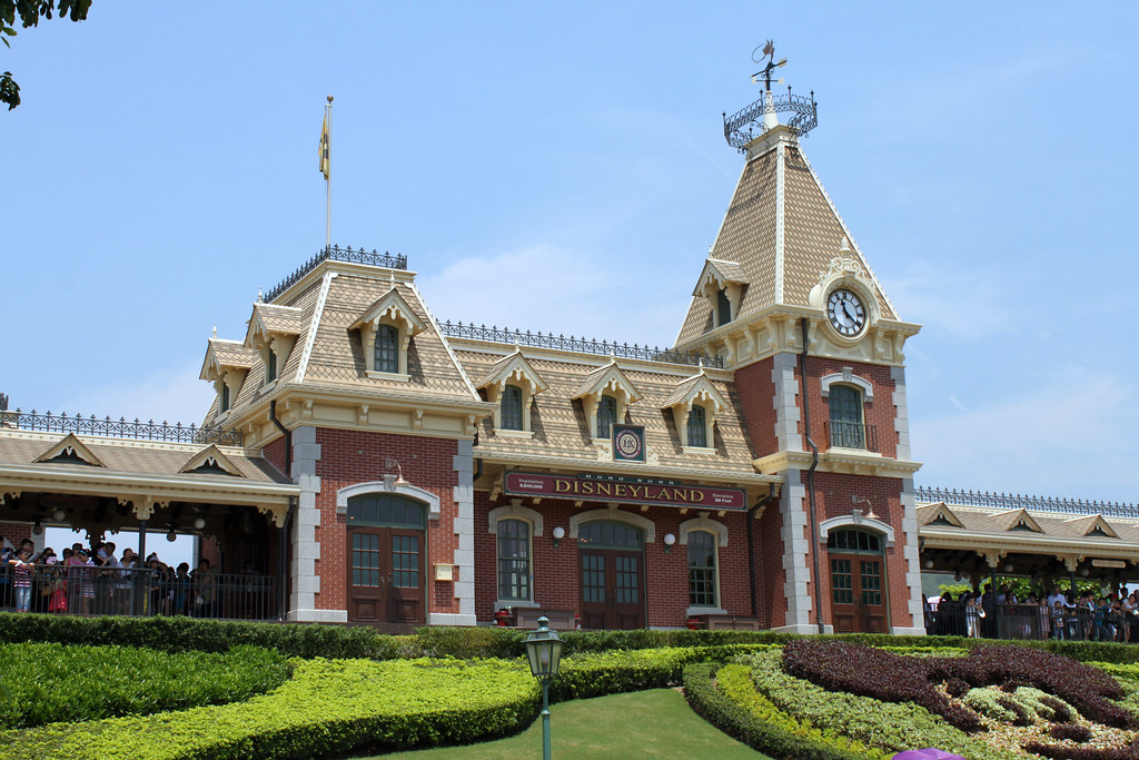 En 2005, Hong Kong ouvre avec un railroad… et on ne va pas se mentir, ce n’est pas le plus intéressant ! Plus court de tous, aucune attraction traversée et seulement 2 gares (Main Street – copié collé de la gare de Disneyland – et Fantasyland Station – très Casey Jr)