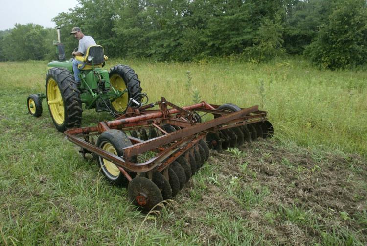 MDC_online's tweet photo. Resist the urge to brush hog CRP fields, field borders, road ditches &amp; waterways where quail &amp; many grassland songbirds may be nesting. Avoid mowing these areas through the month of July if possible. For more info on quail management, go to https://t.co/KLViO0jZgT
#HabitatHint https://t.co/rgoxLgENKp
