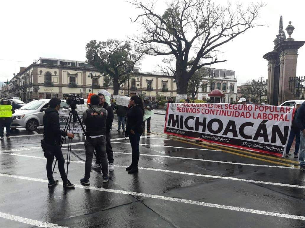 UHMichoacan's tweet photo. uhmichoacan Los ex empleados del @SeguroPopuMich #REPSSMICHOACÁN exigimos respuesta al oficio del Mtro @Juanferrer62 al cual no respeta @DraDianaCarpio ni @Silvano_A pedimos cumpla las promesas que dijo @lopezobrador_ @HLGatell a la fecha tenemos #198Dias desempleados (1/2) https://t.co/QFENUYKy5o