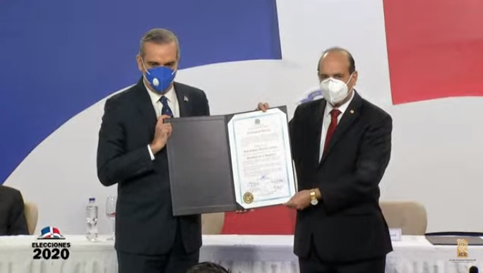 SIN24Horas's tweet photo. Entrega de certificado de elección al presidente electo Luis Abinader. #NoticiasSIN https://t.co/VEaBHvtgjY https://t.co/MMa3sCUGZB