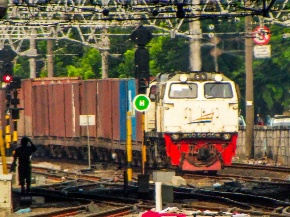 Fs2Yuda's tweet photo. What happened I'm not afraid Went to search My dream Let's be the first rabbit Rather than just😁 #KAINewNormal  @KAI121  @Kondektur_sbi #stasiunjatinegara @mas_didiek #trainz_fhotograph https://t.co/LvqFN0qA4p