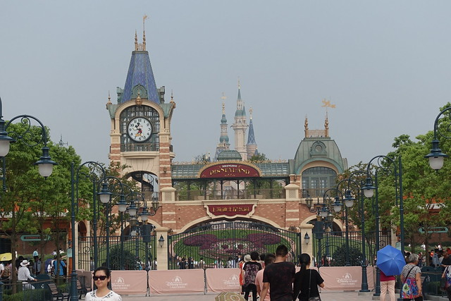 Mais dépassés par leur propre audace, ou juste respectueux d’un certain héritage, les imagineers créent une entrée du parc faisant clairement référence… à la gare du Disneyland original. La boucle est bouclée, le voyage est terminé, tout le monde descend !