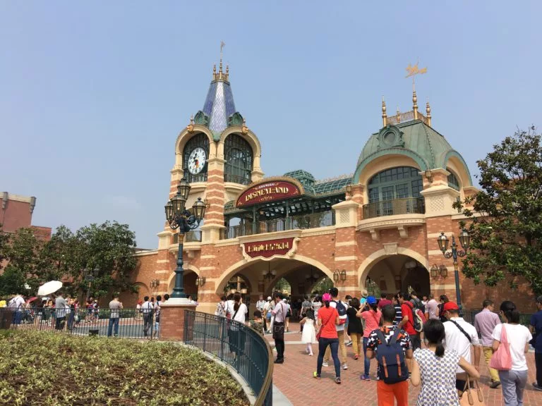 Mais dépassés par leur propre audace, ou juste respectueux d’un certain héritage, les imagineers créent une entrée du parc faisant clairement référence… à la gare du Disneyland original. La boucle est bouclée, le voyage est terminé, tout le monde descend !