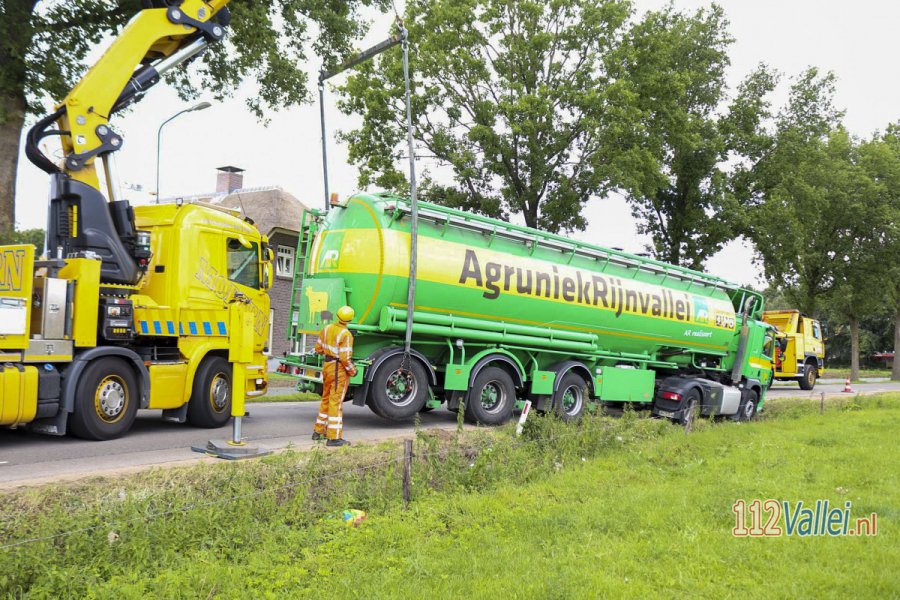 Vrachtwagen met bulkoplegger zakt weg in berm in #Kootwijkerbroek. 112Vallei.