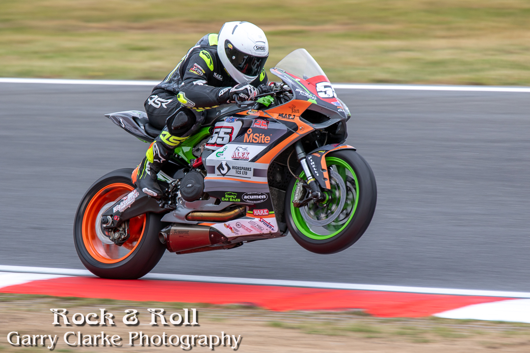 GarryClarkeTog's tweet photo. #WheelieWednesday @SnettertonMSV #ducati #trioptionscup https://t.co/zZaUDtTyjJ