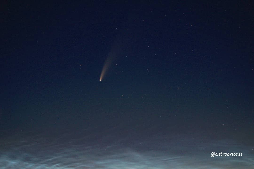 AstroOrionis's tweet photo. Comet NEOWISE through the window. 75mm - F4 - ISO400 - 15sec

Comet NEOWISE above the #NLC 
75mm - F4 - ISO400 - 8sec 

Comet Neowise taken from rural Lamont. #Alberta 

#comet #NEOWISE https://t.co/fNMpw67X34