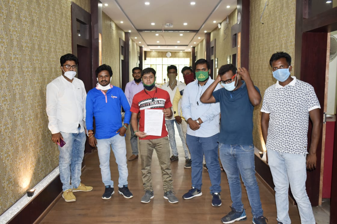 Kuldeepjmm's tweet photo. आज दिनांक 15/07/2020 को झारखंड मुक्ति मोर्चा  छात्र इकाई  के केंद्रीय अध्यक्ष Amit Mahto के निर्देशानुसार बोकारो जिला समिति के द्वारा में बोकारो उपायुक्त श्री मुकेश कुमार जी को ज्ञापन देकर बोकारो जिला के जितने लॉज/छात्रावास ���ें छात्र-छात्राओं का लॉकडाउन अवधि का किराया माफ हो। https://t.co/8OoAeI6WvU