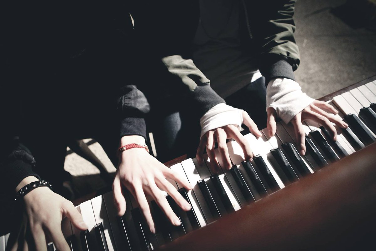 amruwithluv's tweet image. I listened to his music with my eyes closed...It was beautiful unlike anything he'd ever made. Joy &amp;amp; despair intersected amidst sorrow, a blue sea stirred beyond a desert. Flowers bloomed &amp;amp; witherd, &amp;amp; notes leaped &amp;amp; fell the next minute. It resembled YoonGi.
#HYYH #TheNotes #BU