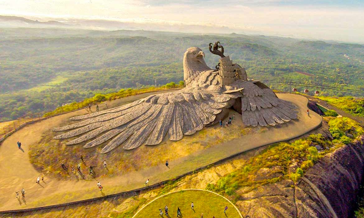Anataeus's tweet photo. Dünyanın en büyük kartal heykeli Hindistan'da Jatayu Doğa Parkında bulunuyor ve hayatın son anına kadar savaşmayı temsil eden yaralı bir kartal şeklindedir. Son nefese kadar karakartalım... https://t.co/pSkr1PwPdp