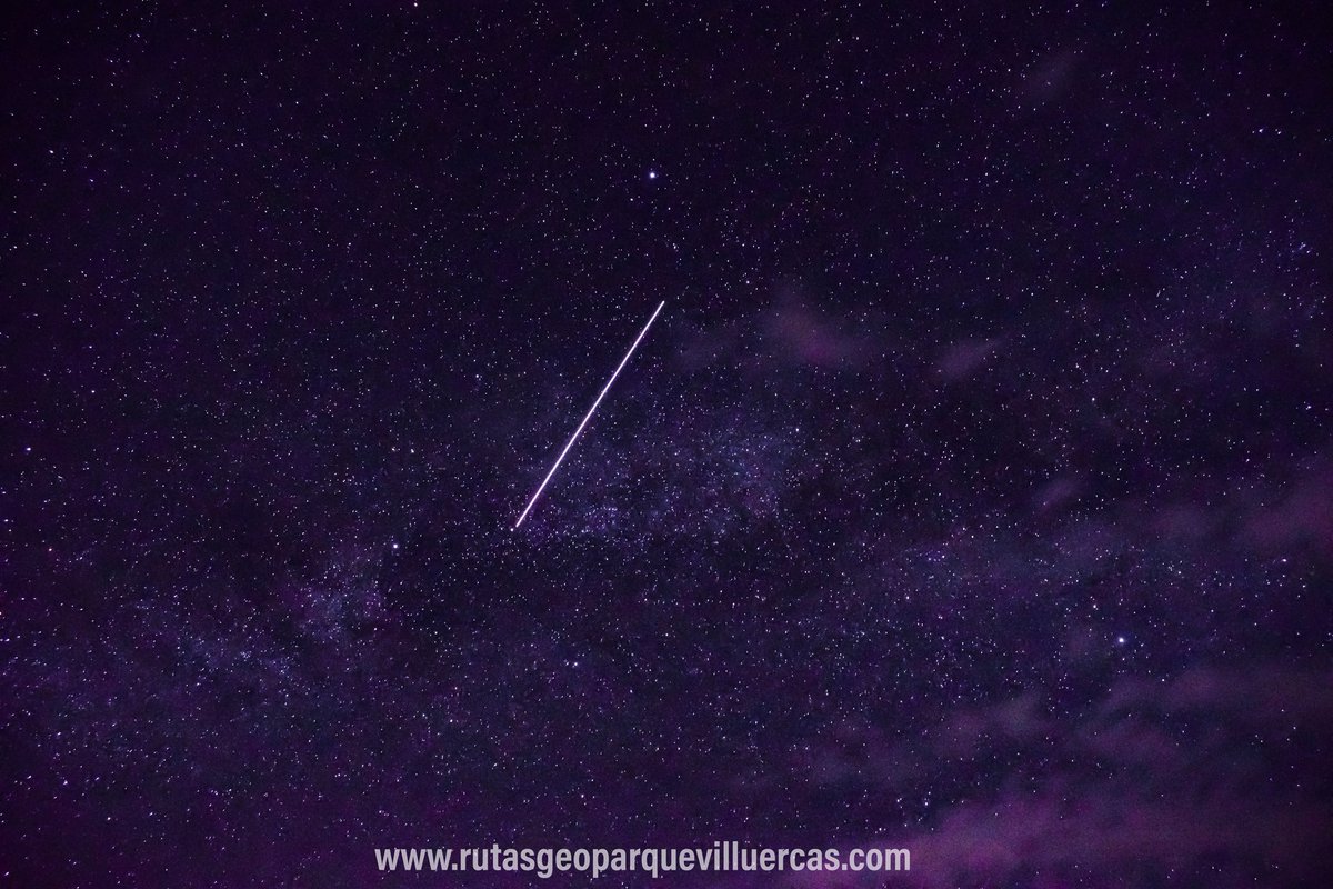 Hasta 5 veces podréis observar entre esta noche y la madrugada de mañana, el paso de la #ISS. A partir de las 22:35 podréis verla (mag. -3,3) atravesando el cielo de SSE a ENE,  por las constelaciones de Escorpio, Ofiuco y Águila. Una foto del paso de anoche. <a href="/VilluercasGPark/">Villuercas-Ibores-Jara Geoparque Mundial UNESCO</a>