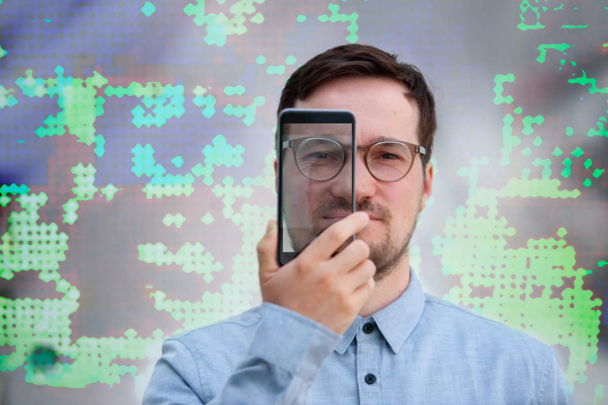 LMU_Muenchen's tweet photo. Geben gängige Daten wie Nutzungszeiten oder –häufigkeiten von Smartphones bereits Hinweise auf die Persönlichkeit? „Ja“, lautet die eindeutige Antwort von @ClemensStachl . „Wir können daraus automatisiert Rückschlüsse auf die Persönlichkeit ziehen“: https://t.co/zpWTVXgITs https://t.co/sK8D7QWpvM