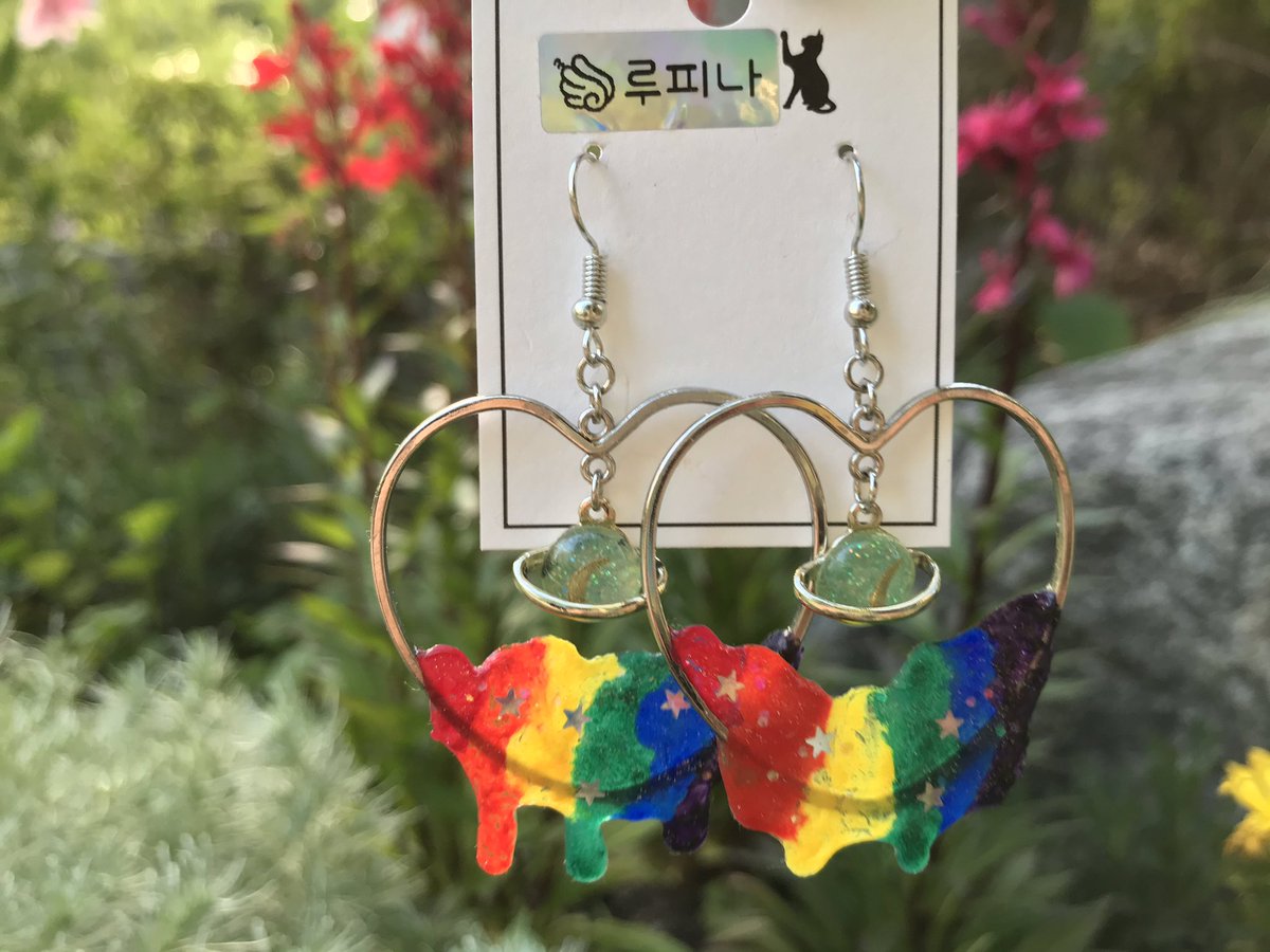 allhailrufina's tweet photo. @siimposia Happy Wednesday! (We’re halfway through the week! Just hang on, guys!) 😊 I’m Subin and I make earrings! You can check out my work at https://t.co/sJrkjsCOI1 🥰 My earrings are waiting for loving homes! 😍 https://t.co/svczEavAVB