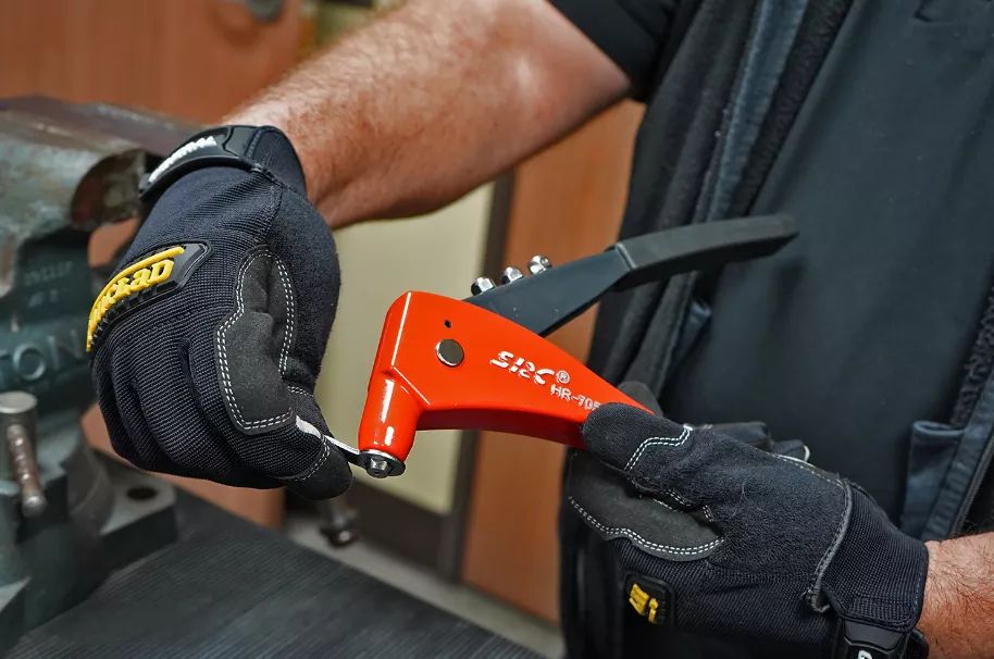 ProferredPro's tweet image. Included is a wrench &amp;amp; four nosepieces sizes 3/32” (2.4mm), 1/8” (3.2mm), 5/32” (4.0mm), &amp;amp; 3/16” (4.8mm) plus it is part of the lifetime warranty provided by #Proferred.  Avail in alum &amp;amp; steel kits too.  Ask your Proferred rep for more info. #riveter #ProferredRivets #tools