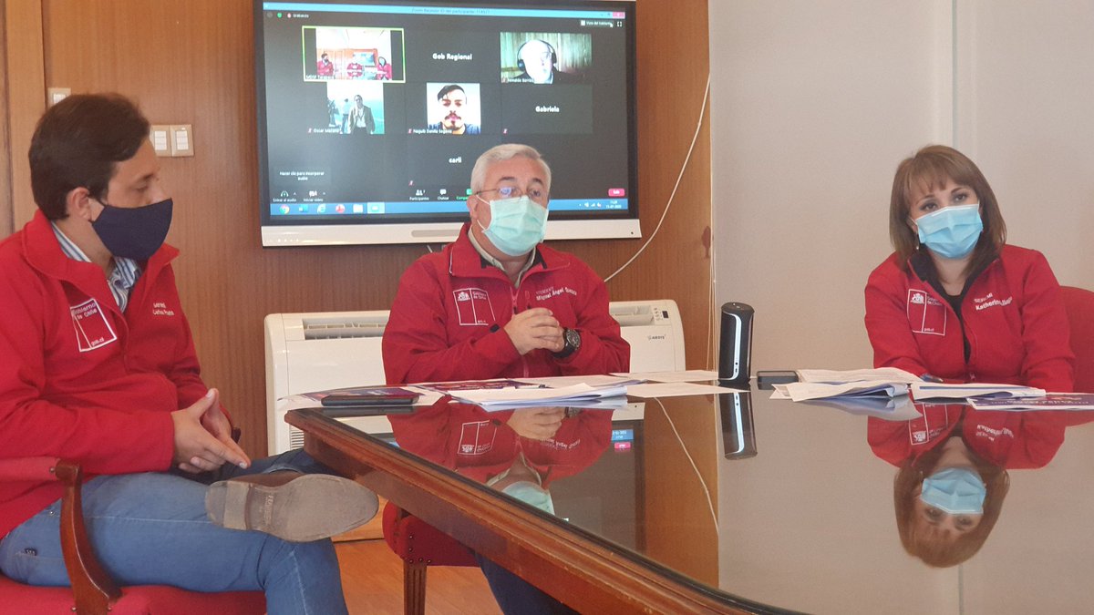 MDSTarapaca's tweet photo. #ProtecciónClaseMedia 🇨🇱

Intendente @MAngelQuezada, junto a seremis @aliaga_kathy y @minvutarapaca, sostuvieron una conferencia de prensa por videollamada con medios de #Tarapacá, abordando las medidas impulsadas por el Pdte. @sebastianpinera para ir en ayuda de la clase media. https://t.co/QAnKVmPjUx