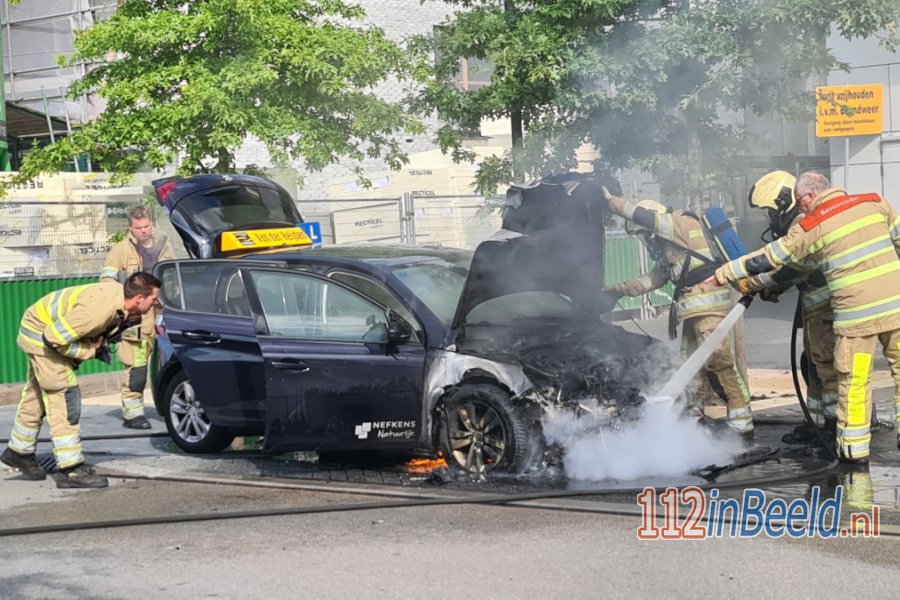 Lesauto volledig in vlammen aan de Eemlaan in #Amersfoort. 112 in Beeld.