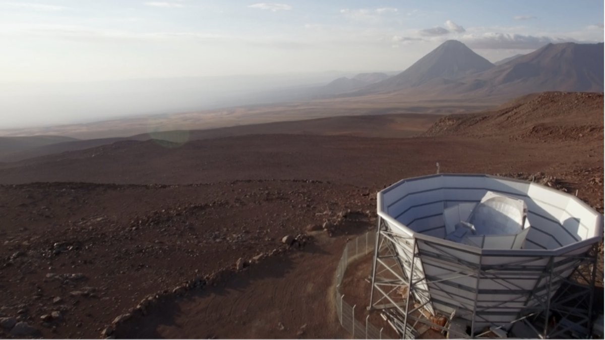And here’s  @ACT_Pol on its beautiful mountaintop in Chile, high in the Atacama Desert (credit - Debra Kellner). It picks up millimeter-wavelength light, longer waves than our eyes can see, so has an aluminium dish instead of a usual mirror.