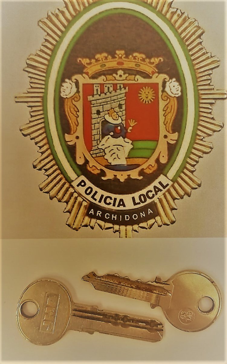 OBJETOS PERDIDOS.

Llaves de domicilio encontradas en la zona de la Tienda del Barrio, los pasados dias.

#PoliciaLocalArchidona.
<a href="/AyuntArchidona/">Ayunt Archidona</a>