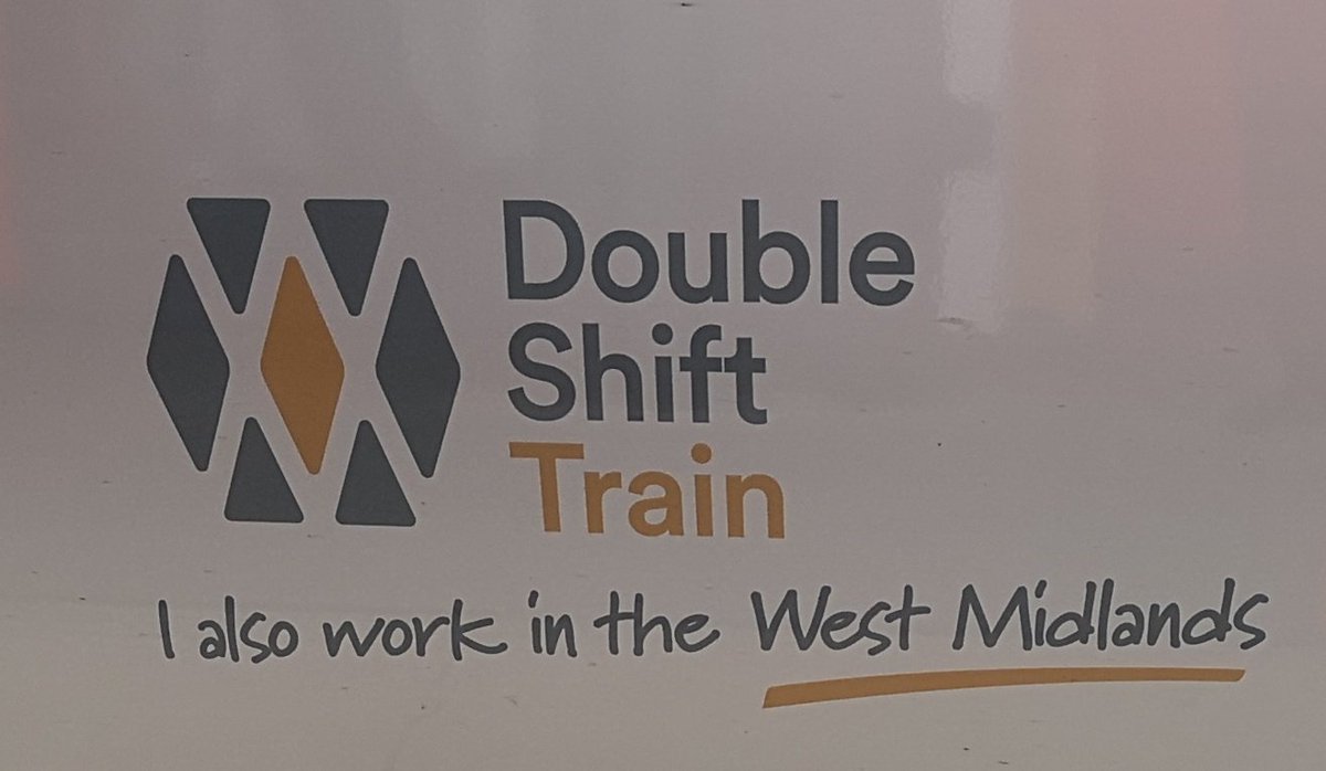 DownOnTheStour's tweet image. Loving this addition to 350101s livery @LNRailway @WestMidRailway. It's a great way to clear confusion for passengers who see a LNR train operating a WMR service #doubleshift #livery #paintjob #railway #spottingfromwork #greatwork