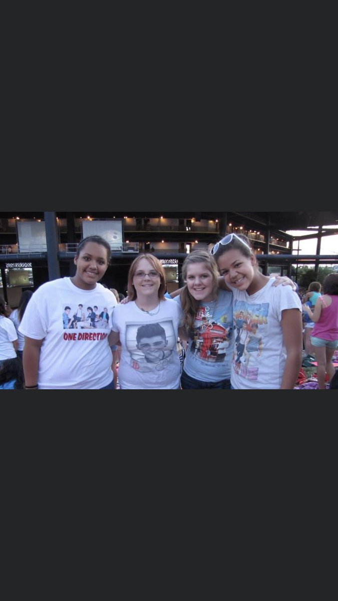 DubC_99's tweet photo. 1D 2013 💀 My first One Direction concert was 7 years ago yesterday...It was the “nialls Irish princess “ for me 💀🤣 Like are you KIDDING me?🤣🤣 https://t.co/2cPVn7Dd9h