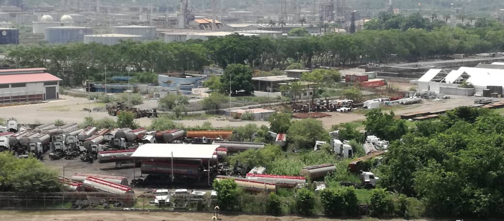 AlmaRoja28's tweet photo. #15Jul ⛽Mientras la @GNBoficial cobra dólares para colear bachaqueros de gasolina en E/S de #Anzoátegui el llenadero de gasolina de #PuertoLaCruz se convirtió en cementerio donde reposan más de 20 cisternas de combustible inservibles #PuebloSinGasolina #CuarentenaRadicalYSegura https://t.co/aFSeqGbFH5