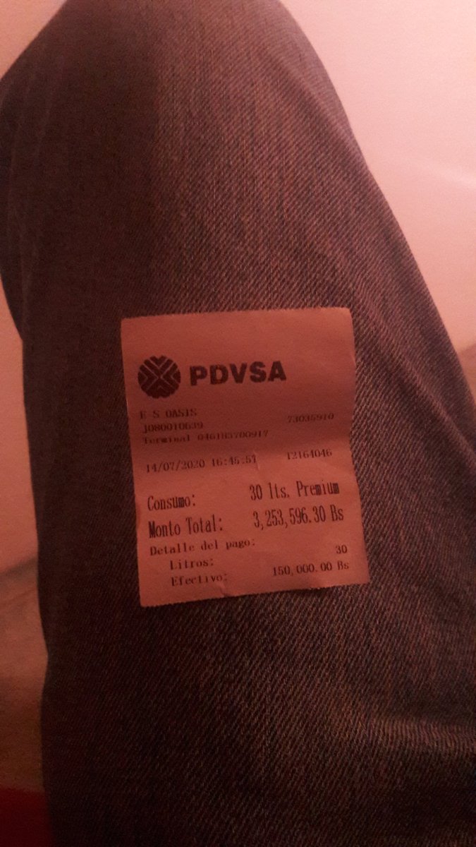 menorc's tweet photo. Ya con el ticket pagó y no pude surtir simplemente por que cuando logre pasar se acabó el combustible los funcionarios hicieron el agosto con todos los carros que metieron por q simplemente les pagaban o eran amigos @Nicolásmaduro @dcabellor https://t.co/a02QaRyExF