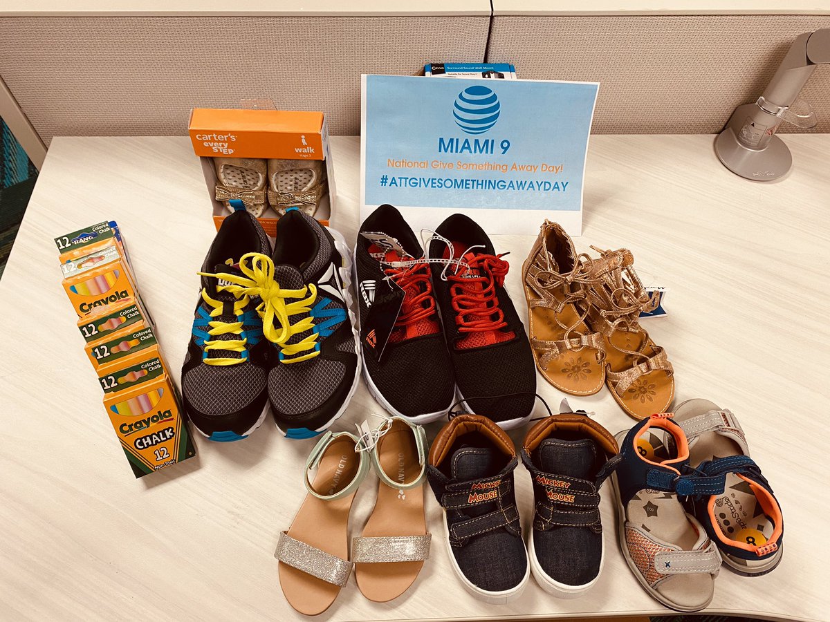 JoseMiami9's tweet photo. Miami 9 - National Give Something Away Day. Agent donating goods to those in need. @GarciaBeProud #GrowthWithRespect #GWR #Miami9 #GiveSomethingAwayDay #BeProud #Teamwork #CustomerCare #ATTgivesback https://t.co/8fNJvycLV9