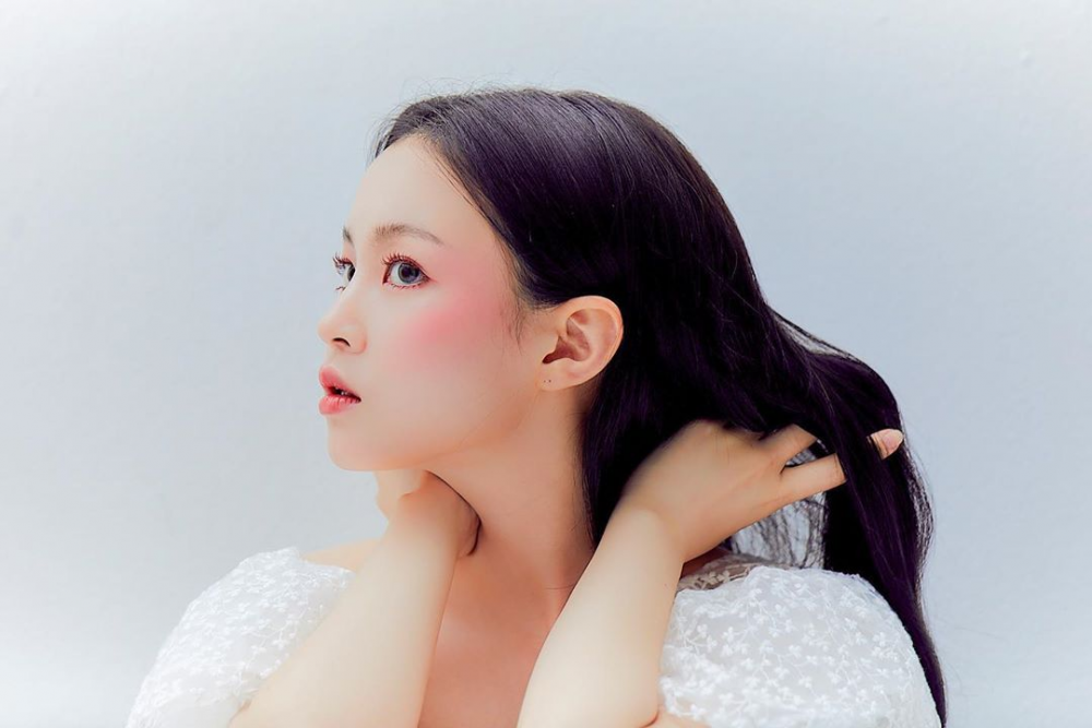 allkpop's tweet photo. Lee Hi looks lovely and girly in her D-7 teaser image https://t.co/YUqm0KScUF https://t.co/NGyJyZeogQ