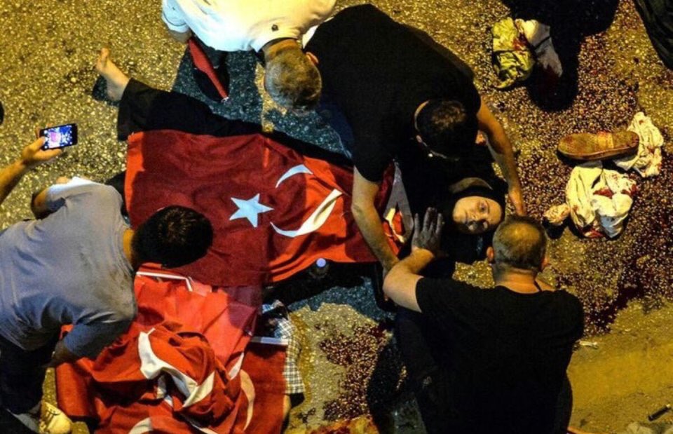 #15Temmuz Unutulmaz. Çünkü böyle hainlik daha önce görülmedi. Sırtımızdan vurulduk. Şehitlerimize Allahtan rahmet diliyorum. Başımız sağolsun.