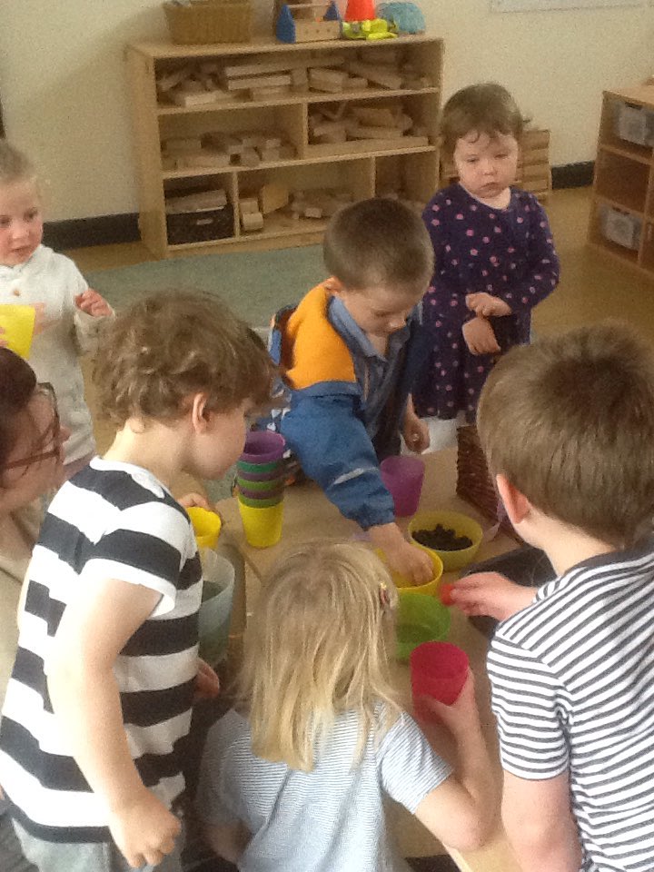 AshbridgeMaxy's tweet photo. Nettle tea and lots of different fruit, all picked by our own fair hands! ππ Exploring new scents and tastes! #nettletea #bitstingy #outdoorclassroom #newexperiences @NDNAtalk https://t.co/7K351DUlSb