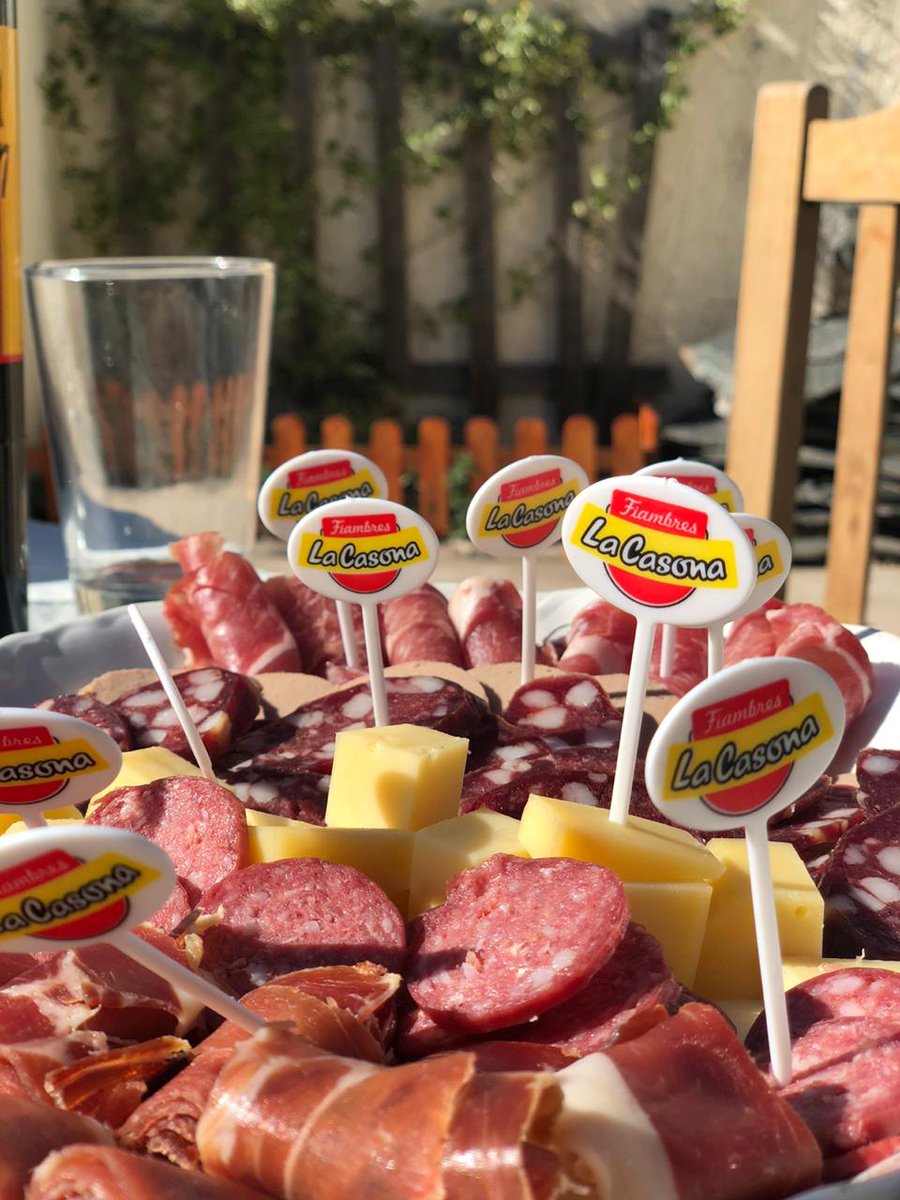 LaCasonaFiamb's tweet photo. Mitad de mes, mitad de semana... cortamos con una #picada?
Ya estás organizando las reuniones por Zoom, o las #juntadas (en las zonas que se puede hacer juntada)... la #Amistad amistad se celebra contra vientos y mareas!

#fiambres #fiambreslacasona #salamín #comida
#gastronomia https://t.co/hHGsrQdiKD