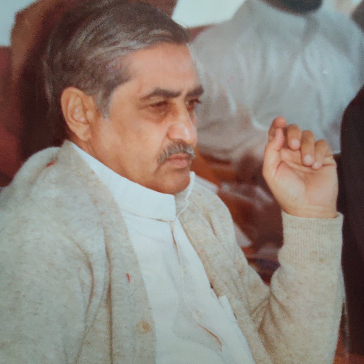 jayvardhanjoshi's tweet photo. आदरणीय परम पूज्य दादाजी, आपको आपकी प्रथम जन्म जयंती पर प्रणाम करता हूँ।

आपका आज 91 वा जन्म दिवस हैं पर, आज जब आप हमारे बीच सदेह उपस्थित नहीं हैं, आपको प्रणाम करते हुए बस इतना स्मरण करना चाहता हूॅ कि आदणीय दादाजी, आप थे तो हम थे। आप के जाने के बाद भी, हम हैं तो आपसे ही हैं। https://t.co/O7i71LuQ4f