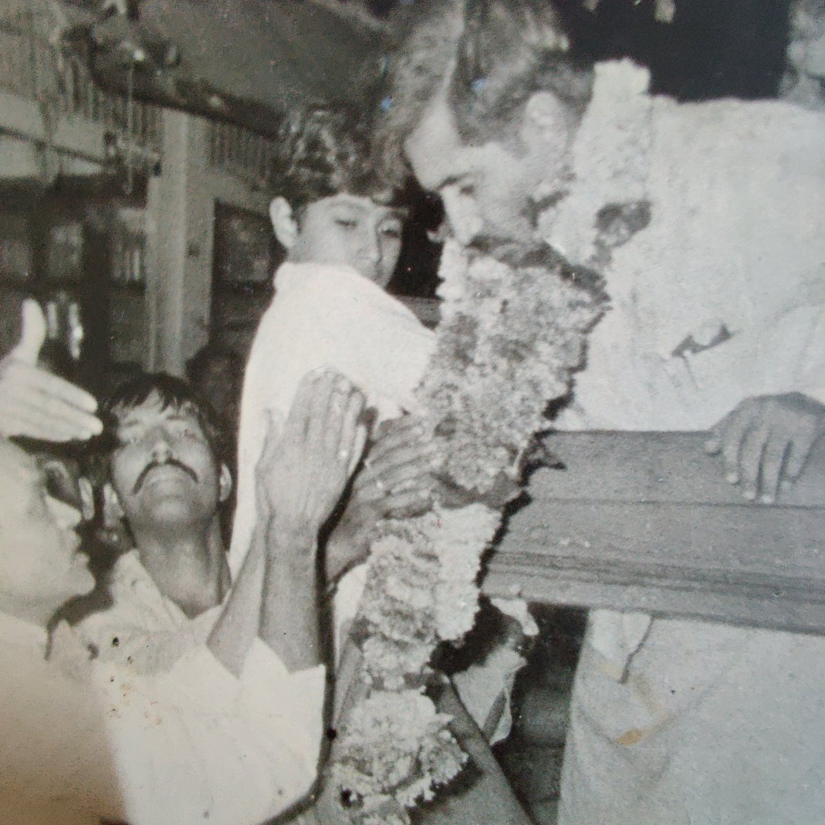 jayvardhanjoshi's tweet photo. आदरणीय परम पूज्य दादाजी, आपको आपकी प्रथम जन्म जयंती पर प्रणाम करता हूँ।

आपका आज 91 वा जन्म दिवस हैं पर, आज जब आप हमारे बीच सदेह उपस्थित नहीं हैं, आपको प्रणाम करते हुए बस इतना स्मरण करना चाहता हूॅ कि आदणीय दादाजी, आप थे तो हम थे। आप के जाने के बाद भी, हम हैं तो आपसे ही हैं। https://t.co/O7i71LuQ4f