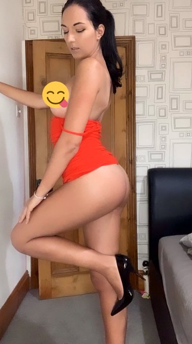 Happy #milfmonday and #MotivationMonday 😈 Whichever theme ticks those boxes, how about this sexy red